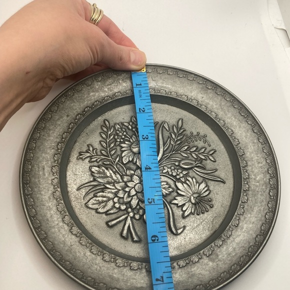 Vtg Pewter Floral Flowers Image Wall Hanging Plate Wall Art Decor Italy 7.5” - Picture 4 of 4